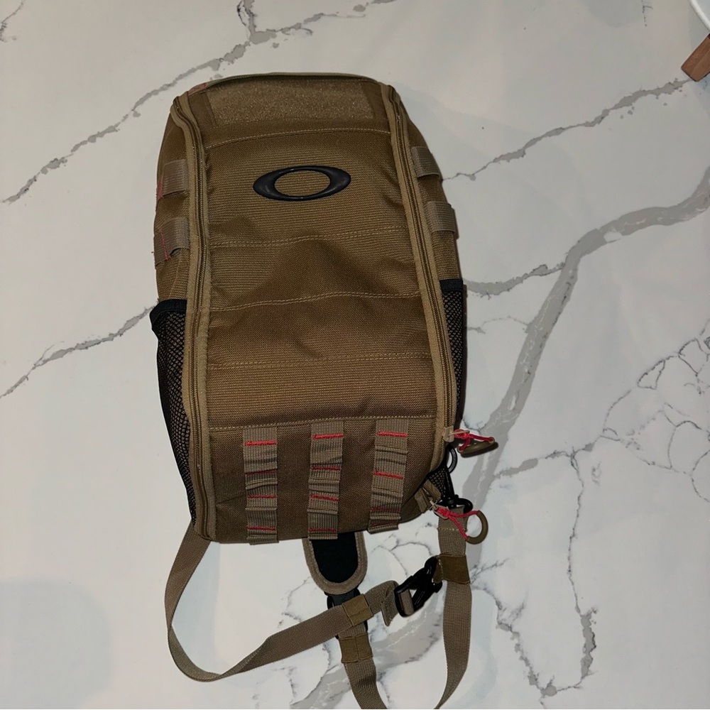 Oakley Extractor Sling Tactical Pack Shoulder Bag in Coyote Brown